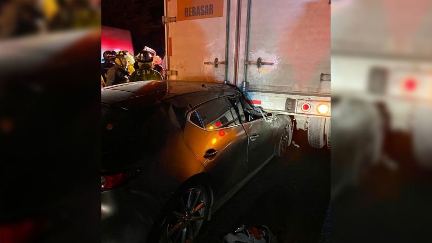 Conductor se incrusta con su auto en parte trasera de tráiler en la México-Toluca