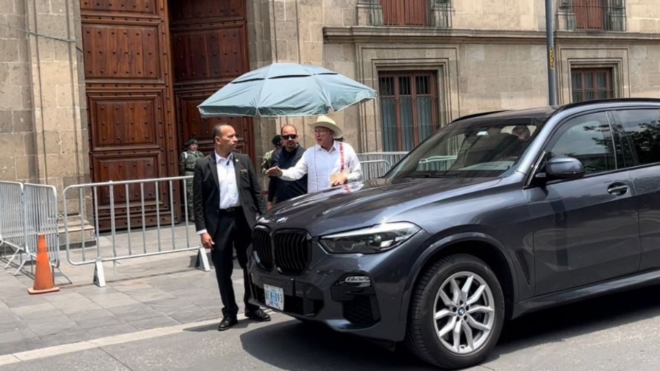 Ken Salazar tiene reunión en Palacio Nacional