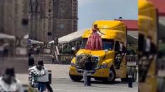 VIDEO | Una quinceañera se pasea por las calles en un tráiler antes de llegar a su misa