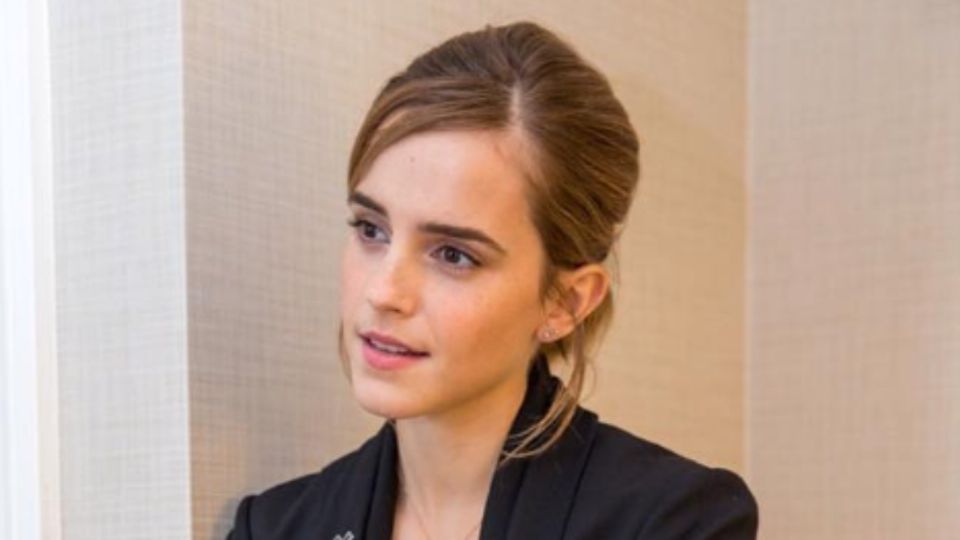 Emma Watson adopta a perrita de un refugio durante su visita en México