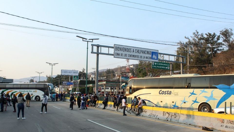 También bloquean el acceso a la carretera federal México-Acapulco