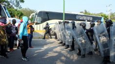 Tensión en Autopista del Sol: normalistas de Ayotzinapa se enfrentan con policías, lanzan petardos y piedras