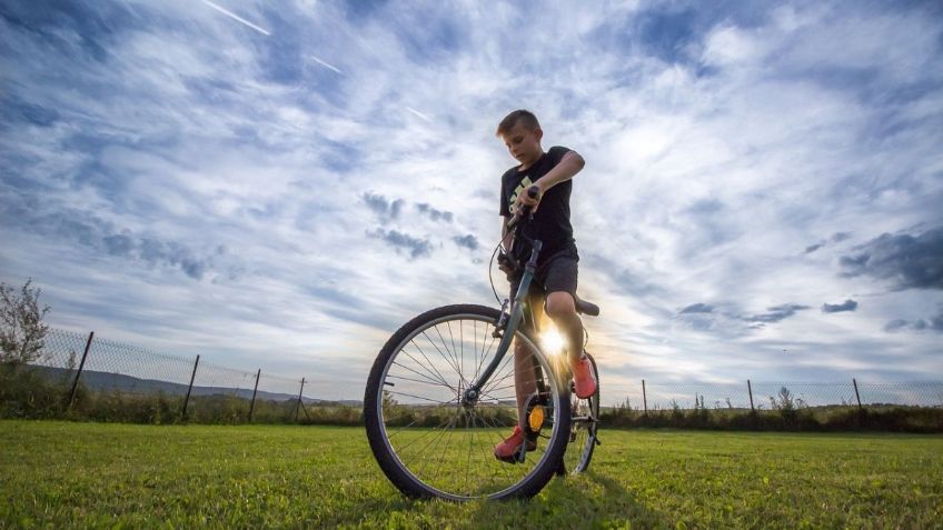 Un niño de 11 años pedalea su bici 130 km hasta la casa de su abuela tras discutir con su madre