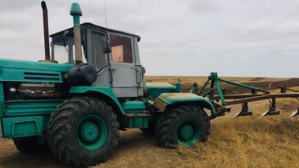 El tractor habría caído encima del conductor. FOTO: Especial