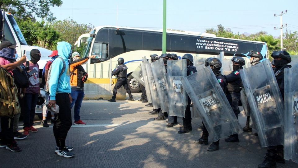 Les fue impedido el paso por un nutrido grupo de policías estatales que portaban equipo antimotines