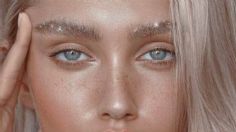 Las cejas con glitter son la nueva tendencia de maquillaje que dominará en primavera