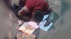 VIDEO | “El futuro de México”: conmueve las redes un niño que vende dulces en la calle mientras hace su tarea