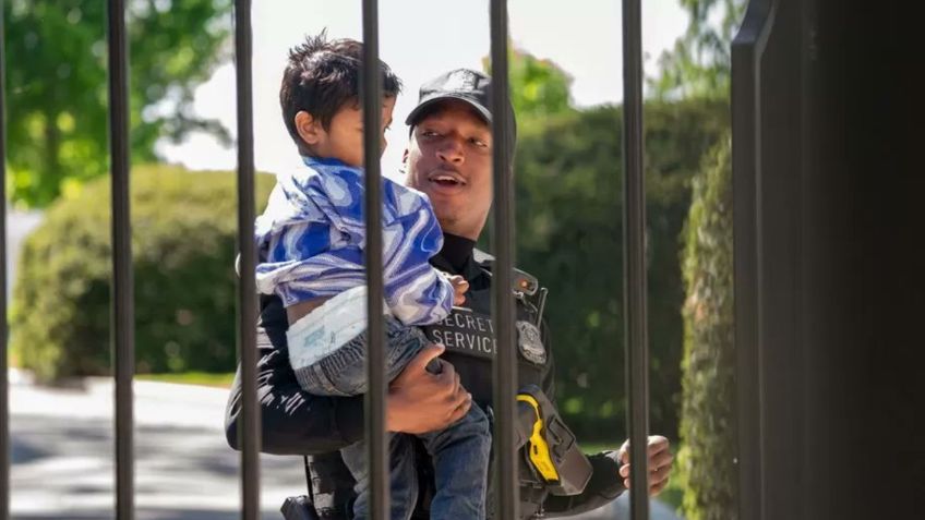 Un niño pequeño se cuela en la Casa Blanca