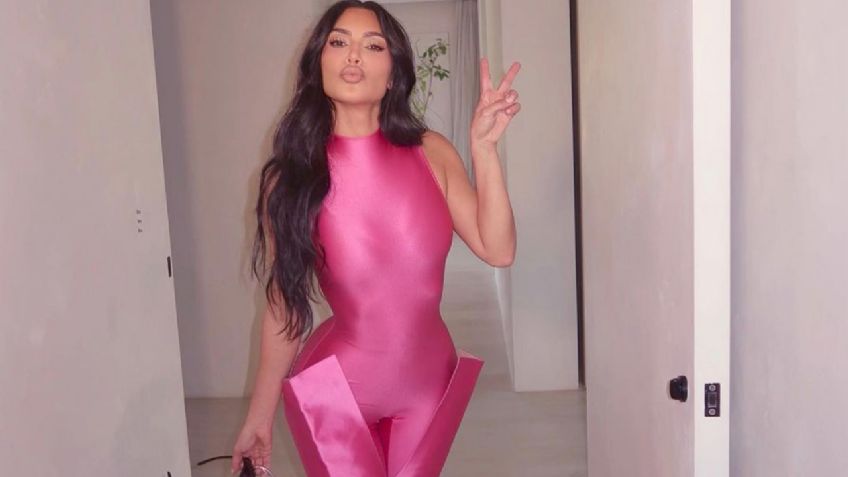 Kim Kardashian se viste de la "Power Ranger Rosa" con un catsuit rosa brillante de SKIMS