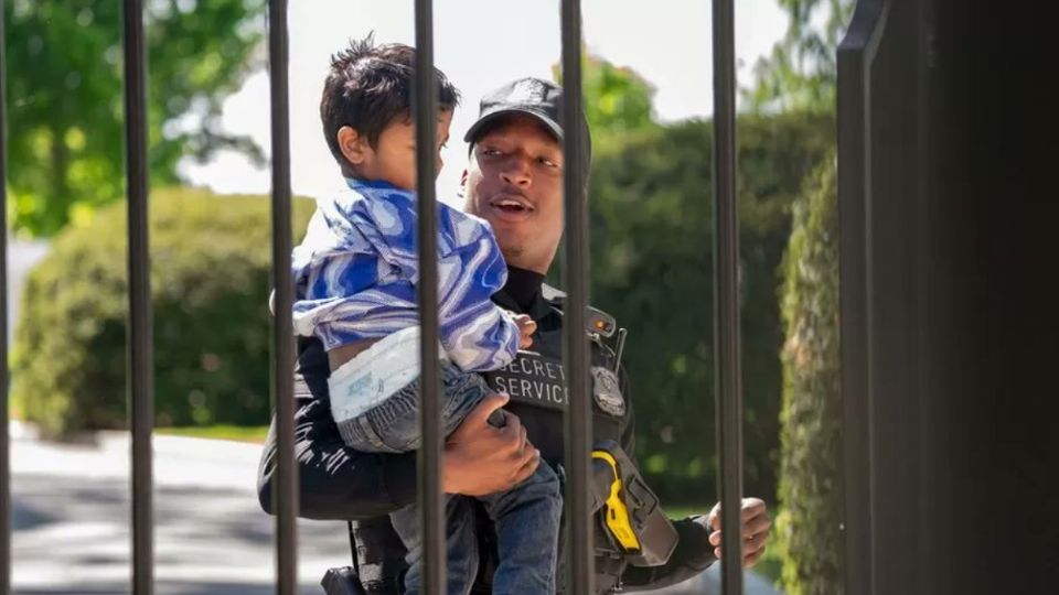 El niño logró colarse en los jardines de la Casa Blanca.