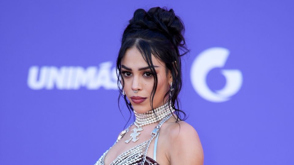 Danna Paola da de qué hablar en los Latin AMAs por extravagante look denim