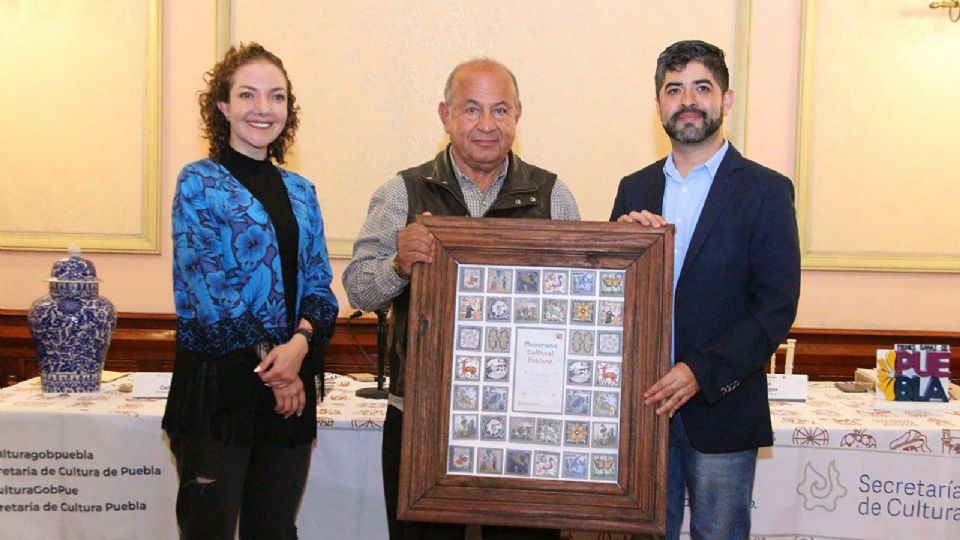 Sergio Vergara Berdejo (centro) junto a los creadores del “Memorama Cultural Poblano”, Johana Soto y José Viveros