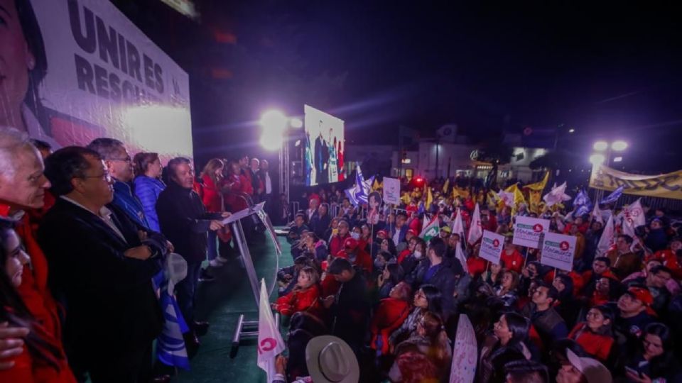 Eric Sevilla Montes de Oca encabezó un festejó en el monumento a El Águila