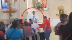 VIDEO | Se robó las hostias y el vino para consagrar: el padre lo sacó a empujones de la iglesia