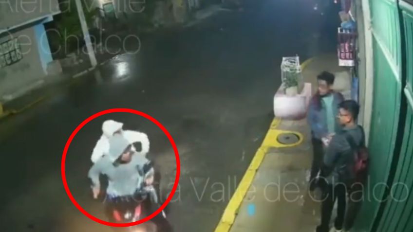 VIDEO: motoladrones de Valle de Chalco asaltan a dos jóvenes que fueron por el pan