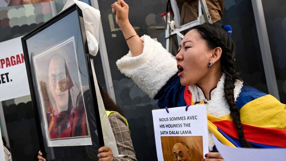 La comunidad exiliada en Francia consideró que hubo 'una interpretación errónea del video'.