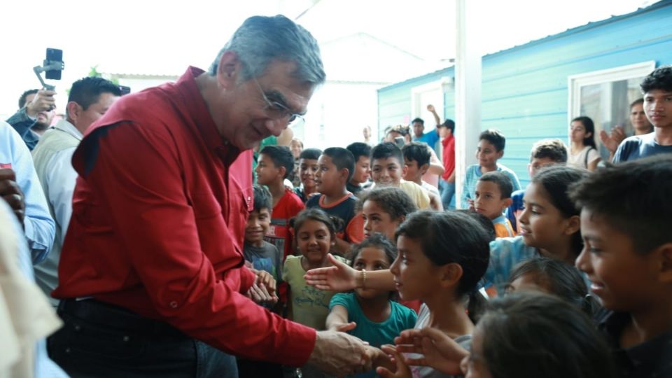 El gobernador fue recibido por el Pastor Héctor Silva de Luna