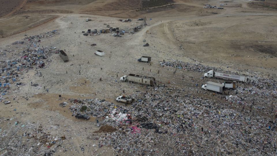 Decenas de tráilers descargan basura en el lugar desde hace varios años, provenientes de California.