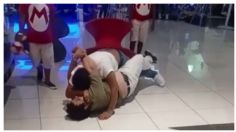 VIDEO | Padres se pelean por una silla pirinola en el cine y sus hijos los separan