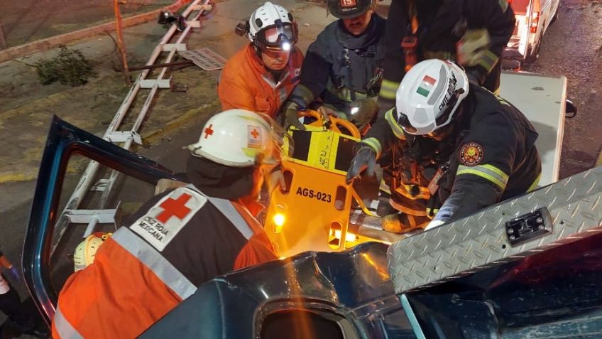 Casi muere conductor tras chocar contra barra de contención de puente y terminar incrustada en su unidad