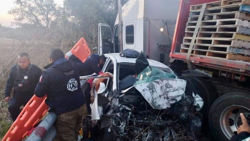 Un brutal choque entre un tráiler y un taxi deja 4 muertos en Edomex, uno de los choferes huyó