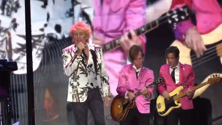 VIDEO | Así apapachó Rod Stewart a sus fans mexicanos tras dar un concierto en el Palacio de los Deportes