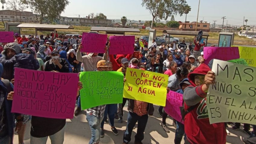 "Es inhumano", migrantes se manifiestan por falta de agua en albergue