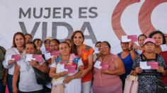 Mara Lezama entrega tarjetas del programa “Mujer es Vida” en Isla Mujeres