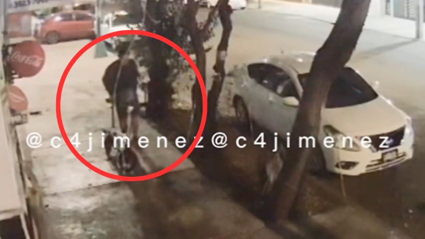 VIDEO: en bicicleta y de noche, exhiben a un hombre que poncha llantas en Cuauhtémoc y BJ