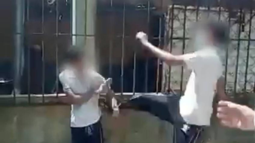 La madre del niño pateado brutalmente se quiebra al ver el video: "Dios no lo quiera, me lo hubieran matado"