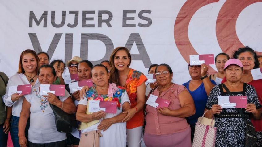 Mara Lezama entrega tarjetas del programa “Mujer es Vida” en Isla Mujeres