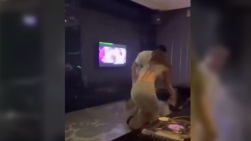 VIDEO | Le avienta agua hirviendo en la cara por no pagar su deuda: la brutal pelea de 2 mujeres en un karaoke