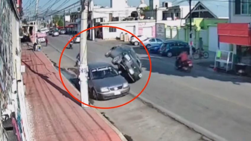 VIDEO | Ciclista provocó brutal accidente tras evitar ser embestido en Acolman: el auto se impactó y volcó