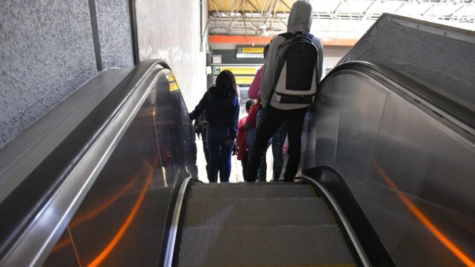 Usuarios en el transborde de la estación Chabacano usando escaleras eléctricas