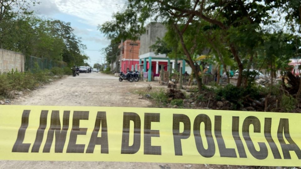 Policías acordonan la zona.