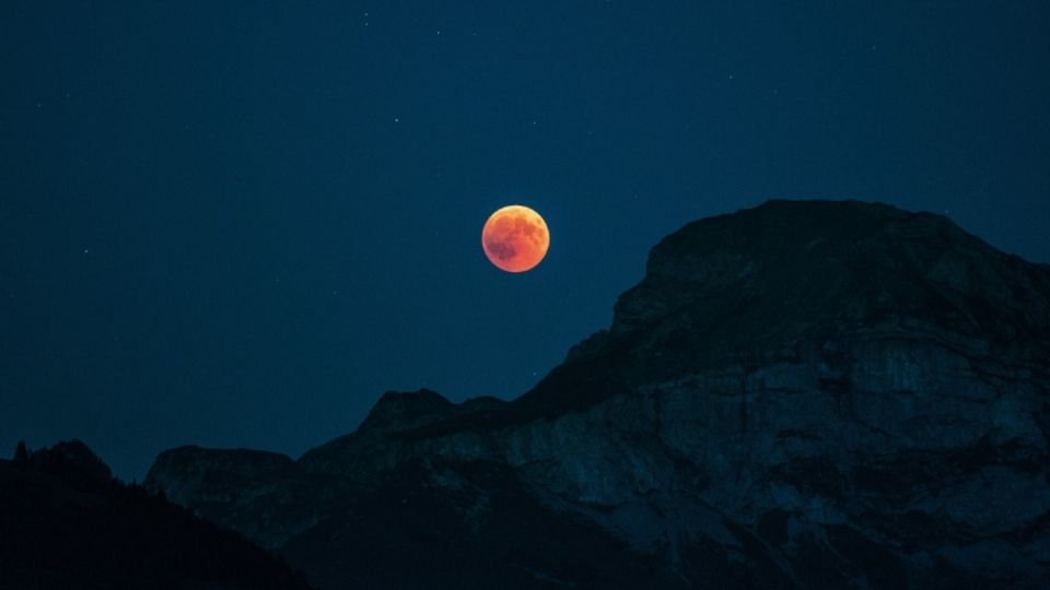 También se le conoce como eclipse de 'Luna de las flores'.