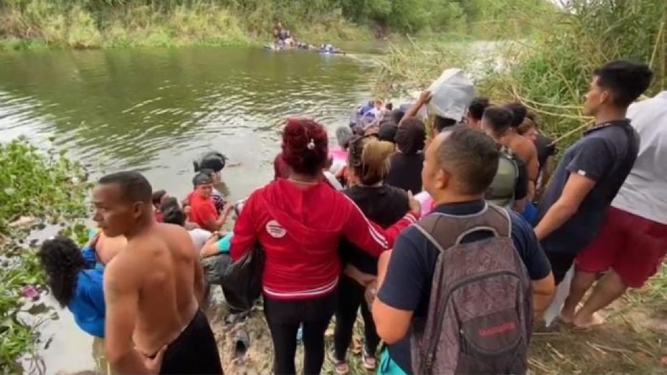 Se estima que son alrededor de dos mil los migrantes, en su mayoría venezolanos, los cuales se han lanzado a las aguas del río Bravo