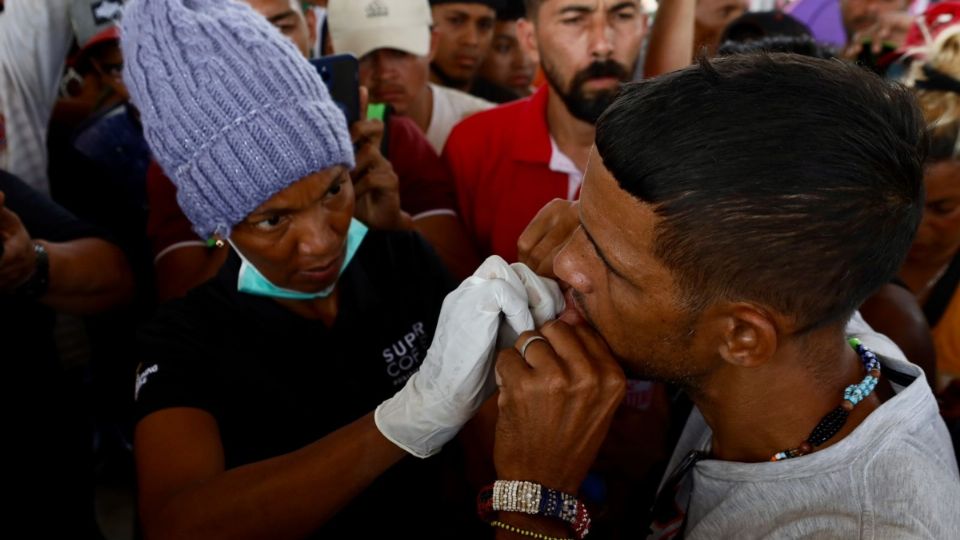 Cinco migrantes e Irineo Mujica se suturaron los labios