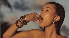 Hailey Bieber usa los accesorios que se deben llevar para estar en tendencia desde la playa