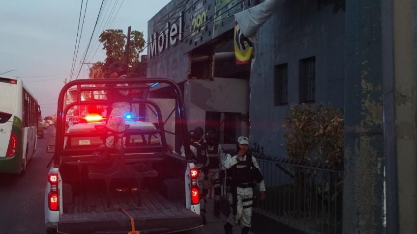 Pareja intenta irse de motel sin pagar… metiéndose en la cajuela