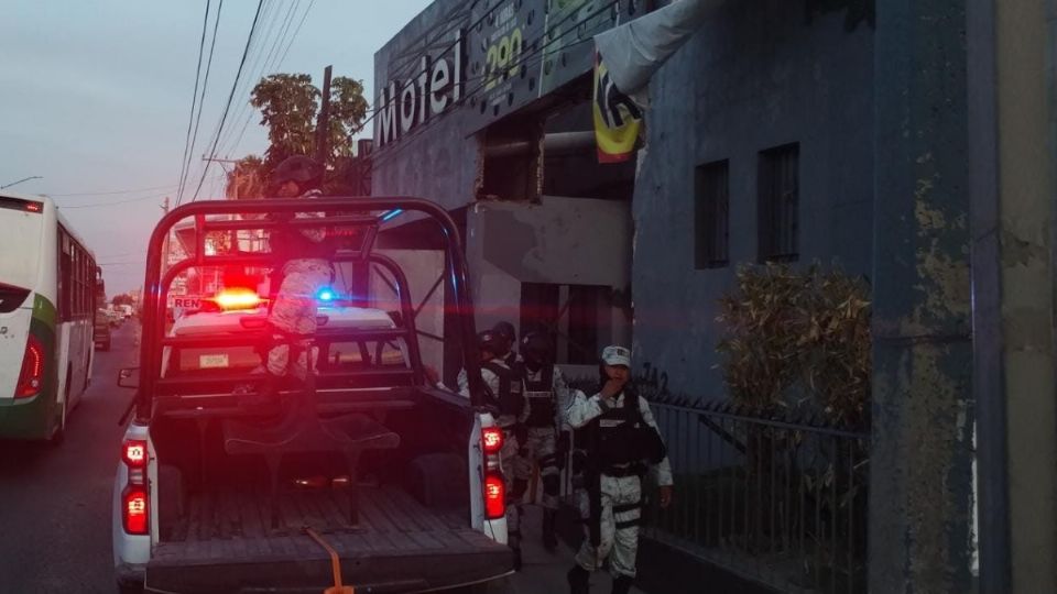 Los policías detuvieron a los presuntos estafadores.