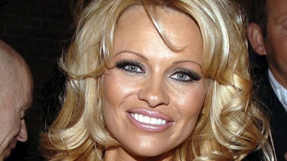 PAMELA ANDERSON | Sorprendió en la semana de la moda de París sin una gota de maquillaje.