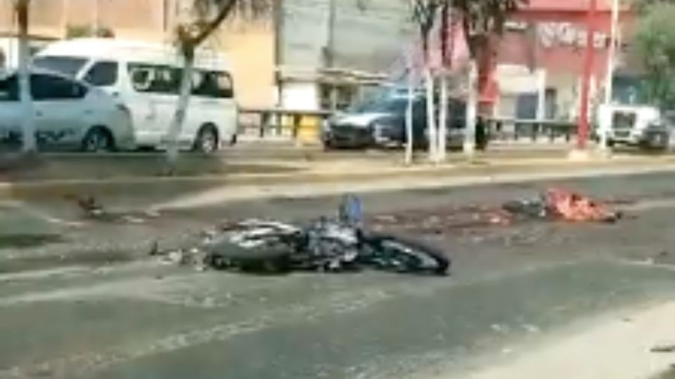 El motociclista perdió la vida al instante del impacto que recibió por el tráiler. FOTO: Captura de video