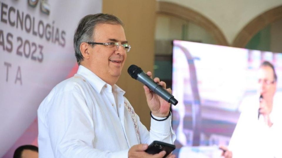 Ebrard felicitó al piloto mexicano por su desempeño en el Gran Premio de Azerbaizán