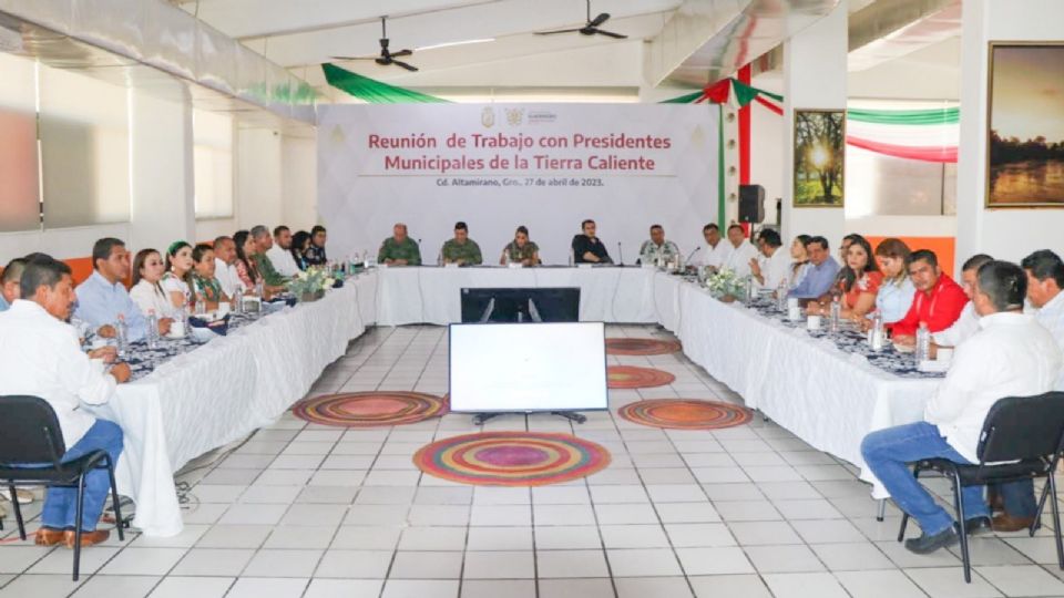 La gobernadora sostuvo una reunión de trabajo con presidentas y presidentes municipales de la región de Tierra Caliente