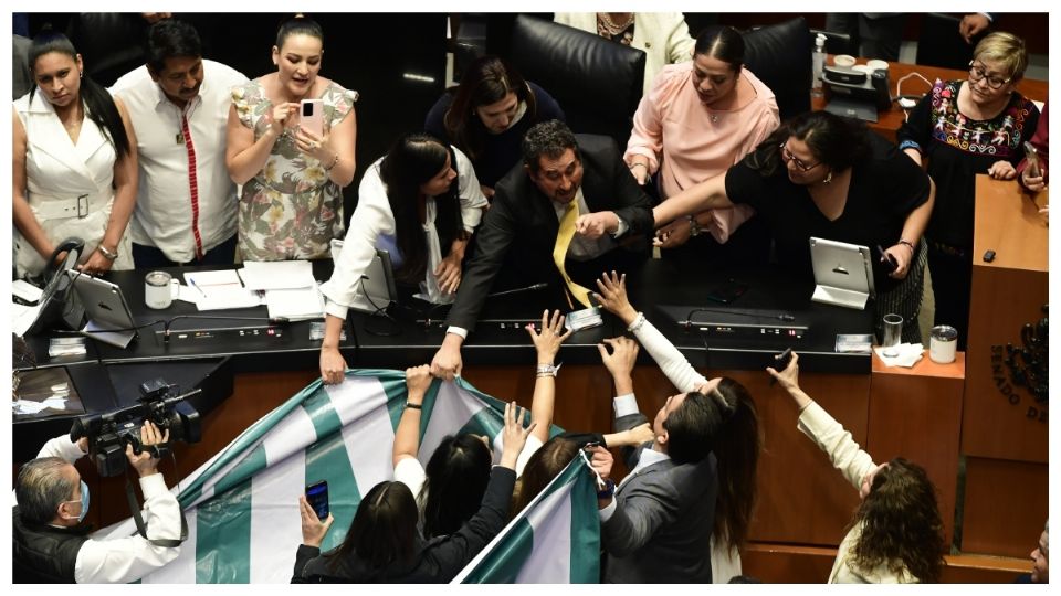 Senadores de la oposición tomaron la tribuna del Senado y tuvieron un choque con integrantes de Morena y aliados
