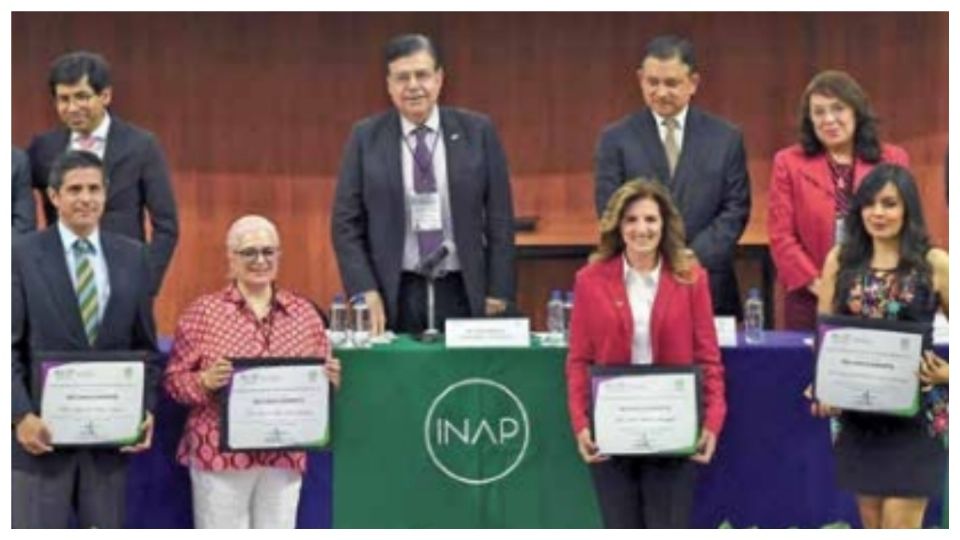 El titular del INAP (centro) presentó el Tercer Informe de Gestión