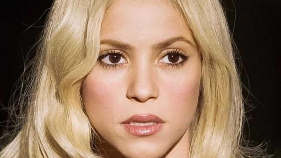 Shakira sorprendida hace 20 años al ver un teléfono con cámara