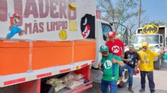 Trabajadores de limpieza se visten de Mario Bros y reparten dulces a los niños de Tamaulipas