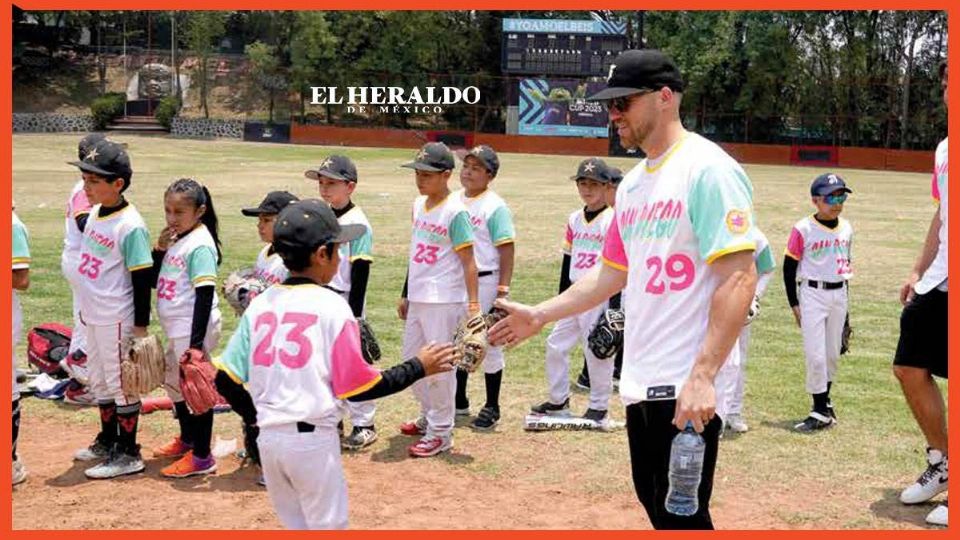 Una niña dejó con los brazos extendidos a Trevor Hoffman (Salón de la Fama)